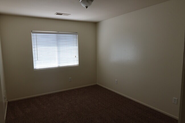 Building Photo - 305 Alysheba Dr