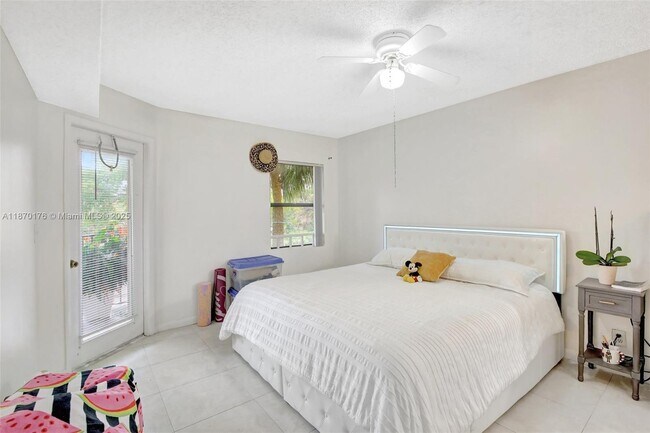 Building Photo - 9999 Summerbreeze Dr