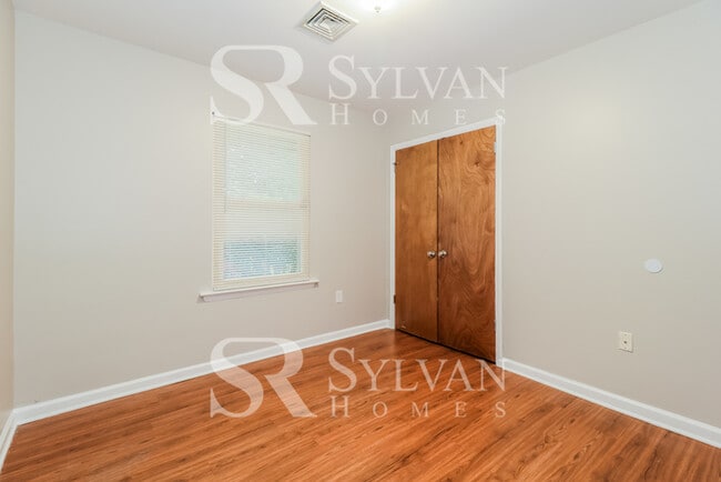 Building Photo - Beautifully updated 3 bedroom rancher!