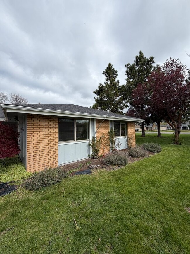 Building Photo - Hard to find 3 Bdrm, 2 Bath home in Harbor isles on the canal 2 miles to Sky Lakes Medical Ctr an...