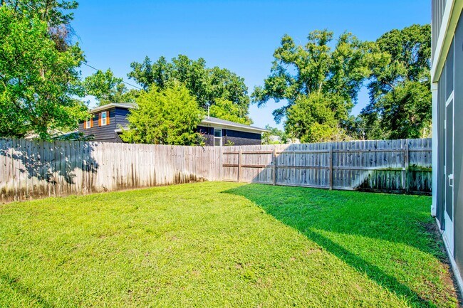Building Photo - 3 bed East Hill Townhome