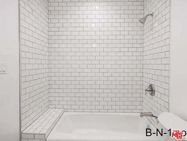 Building Photo - 923 N Stanley Ave