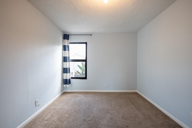 Building Photo - 1640 Shaker Cir