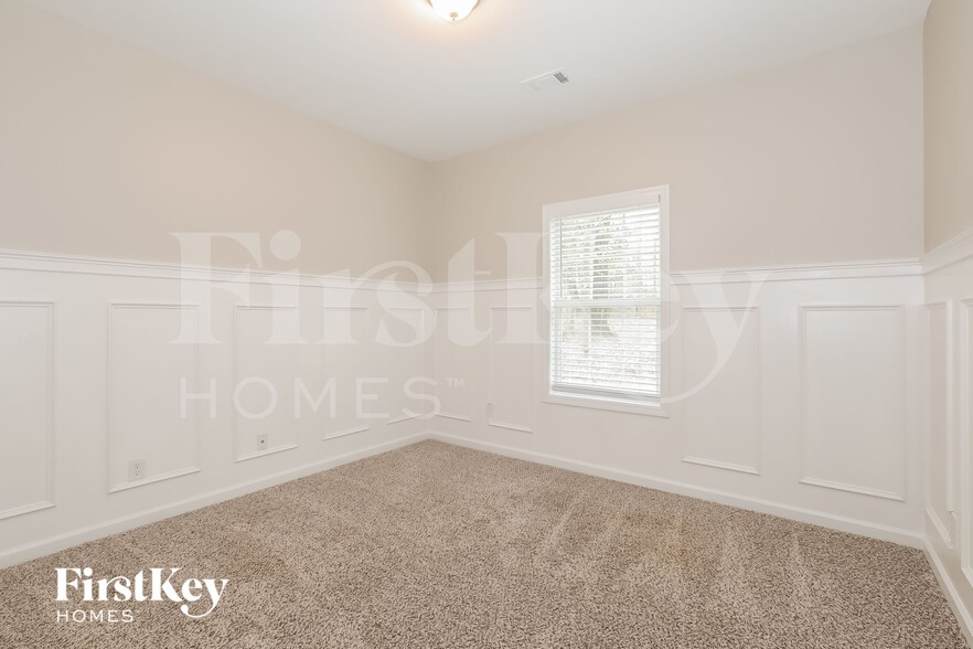 Building Photo - 2570 Serenity St