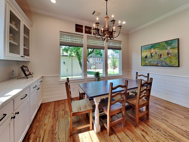 Building Photo - IMMACULATE HOME IN UNIVERSITY HEIGHTS! UPD...