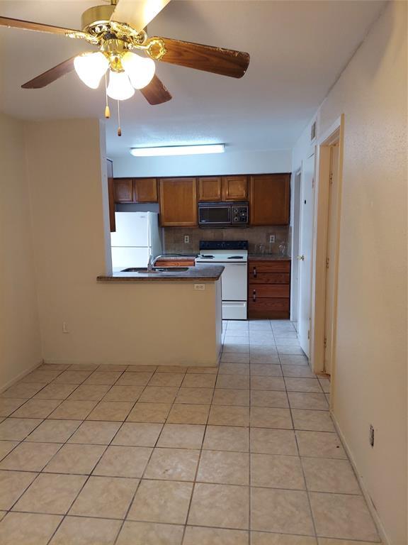 Building Photo - 3900 Woodchase Dr