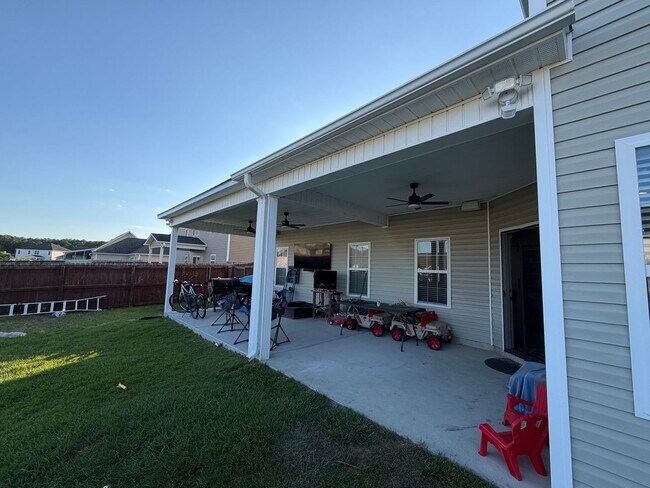 Building Photo - 4 Bedroom 2.5 Bath unfurnished home in Nautical Reach Neighborhood