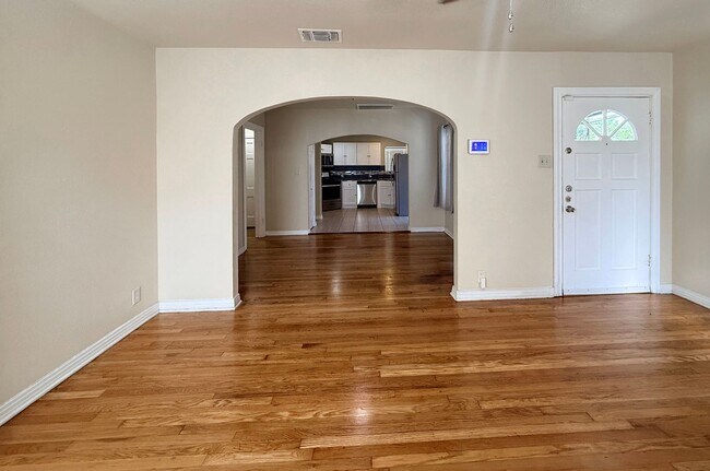 Building Photo - 210 Haggin St