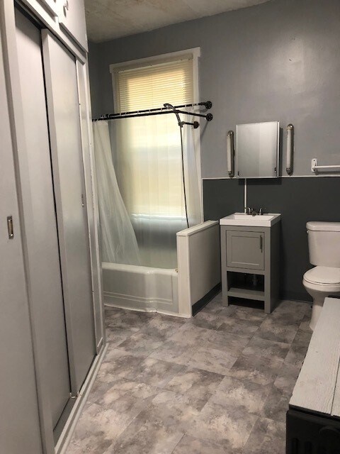 Bathroom - 528 S Main St