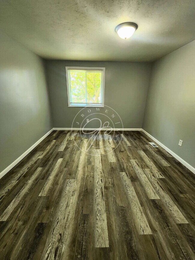 Building Photo - Fully updated like new inside! Central Air! Convenient location!