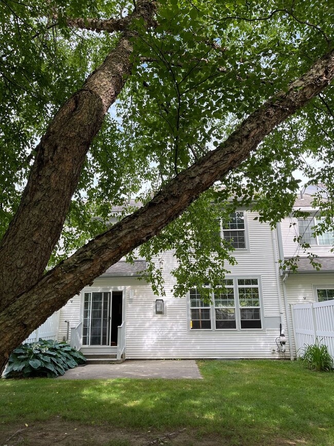 Building Photo - Spacious  South Burlington Townhouse for Rent - Available 7/1