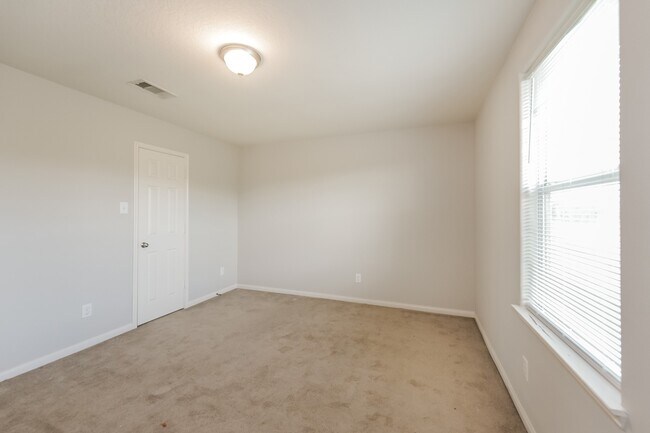 Building Photo - 2027 Golden Topaz Dr