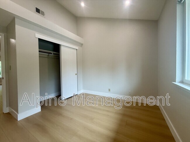 Building Photo - 560 Palo Alto Pl