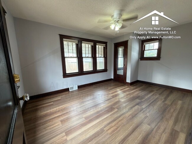 Building Photo - 302 W 6th St