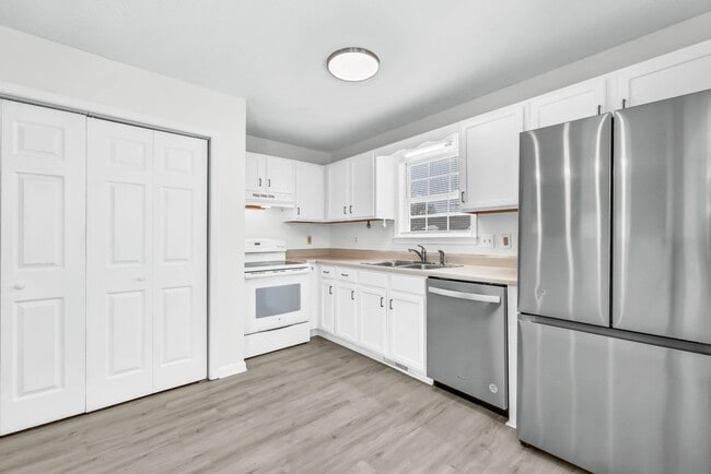 Building Photo - 925 Granny White Rd