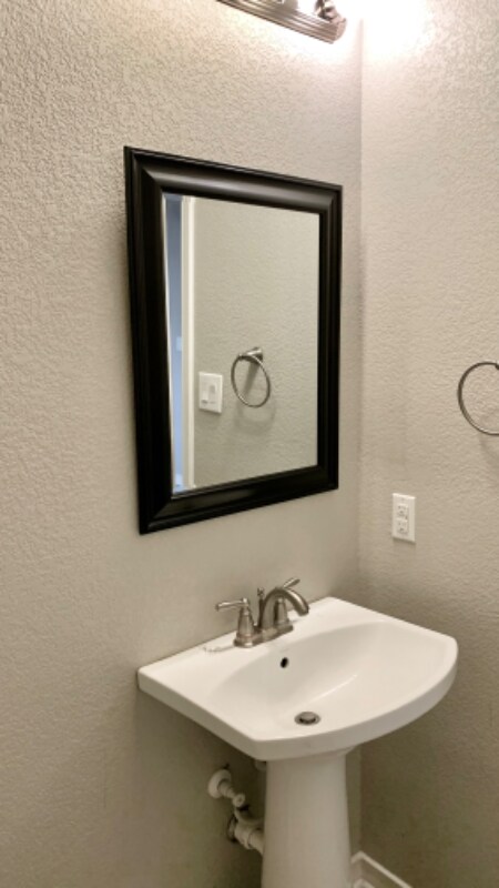 Building Photo - 3935 Woodbridge Way