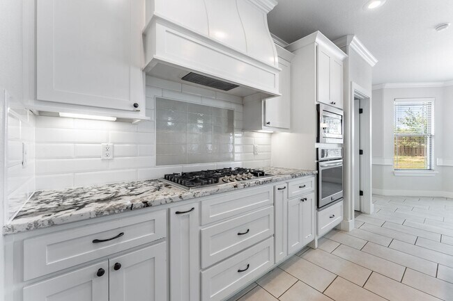 Building Photo - Luxury Living in Bentonville: Modern 4 Bed, 3 Bath Home with Fenced Yard