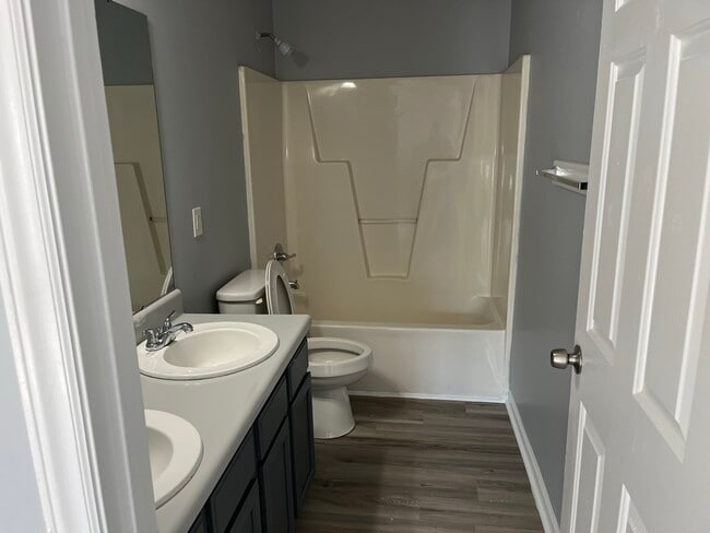 Building Photo - 408 Gladstone Dr