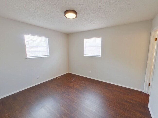 Building Photo - 951 S Longfellow Ln