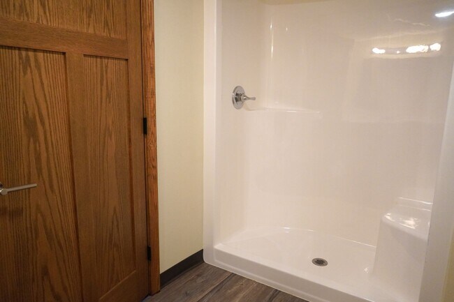 Building Photo - 1 Bedroom, 1 Bath Apartment- All utilities included