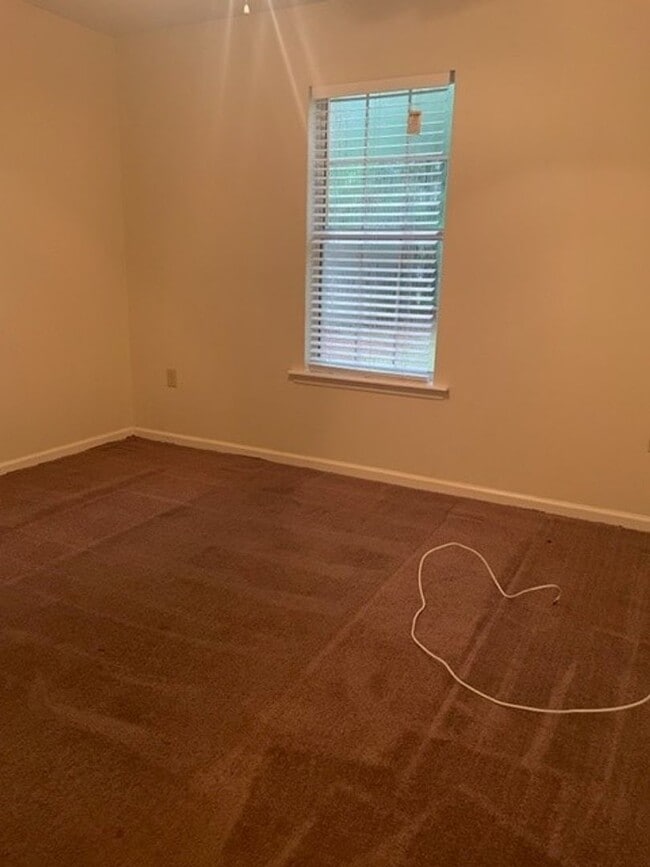 Building Photo - Nice 3 bedroom/2 bathroom Home in Shiloh Forrest