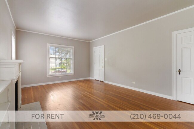 Building Photo - 336 E Lullwood Ave
