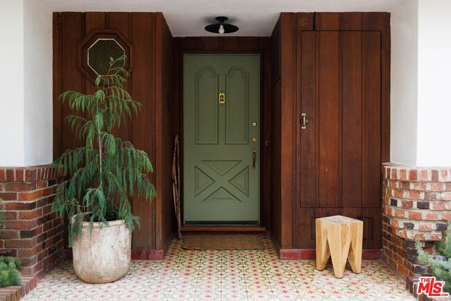 Building Photo - 1575 E Loma Alta Dr