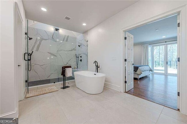 Building Photo - 4562 Columns Dr SE