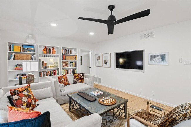 Building Photo - 5332 Balcones Dr