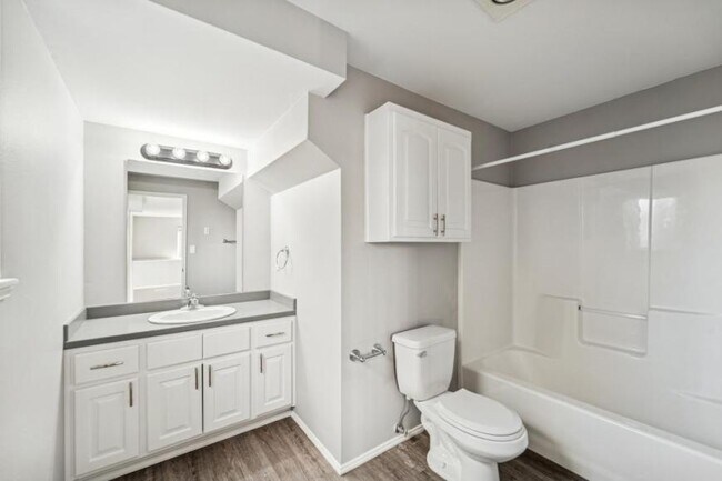 Building Photo - 3 bedroom in Seattle WA 98103