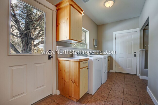 Building Photo - Beautiful Home On 10 Acres. Horse property