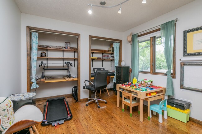 Building Photo - 5 Bed 3 Bath Home