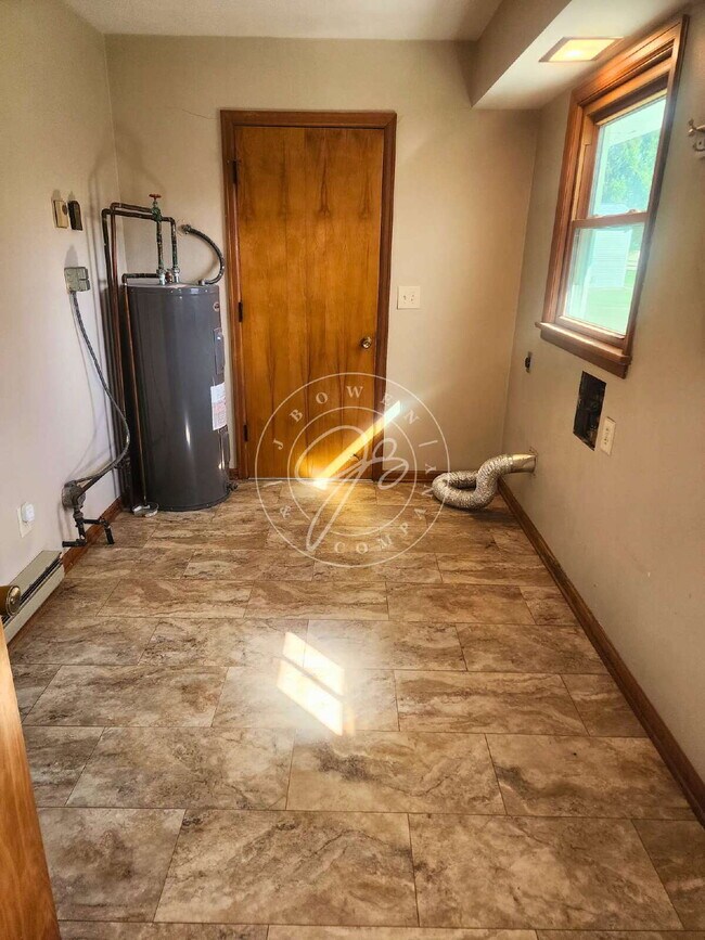 Building Photo - Sylvania Schools! Charming 3-Bedroom Ranch with Attached Garage & First-Floor Laundry