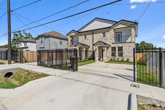 Building Photo - 7927 Colonial Ln