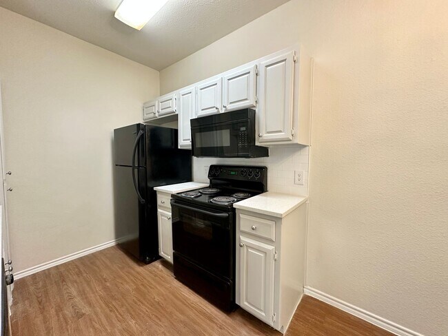 Building Photo - Remodeled 2/2 Condo in West Campus