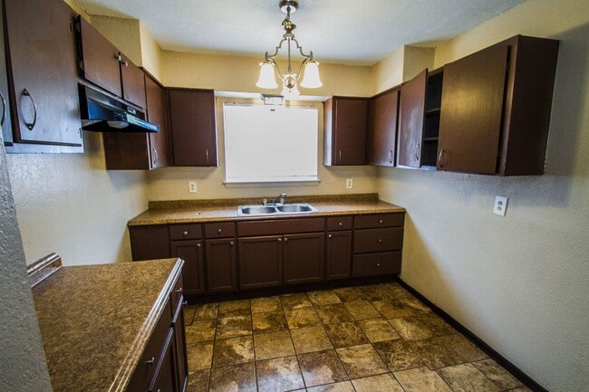 Building Photo - Your Family Home Near Dowtown