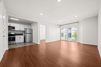 Building Photo - RECENTLY RENOVATED | 3 BED 2 BATH WITH BALCONY & PARKING