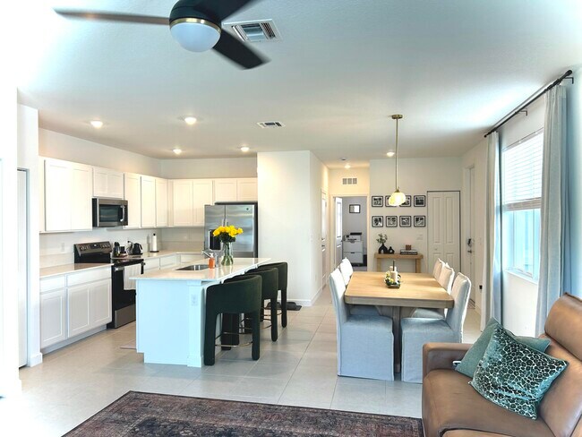 Building Photo - 317 SE Crossoak Ln