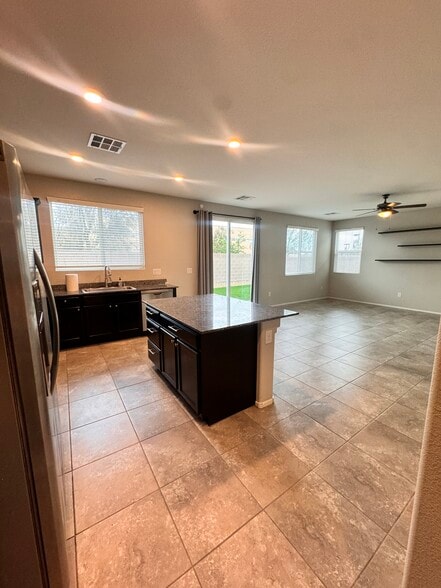 Building Photo - 4018 White Opal St