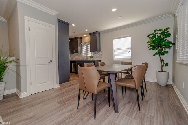 Building Photo - 4 br, 4 bath Duplex - 4508 Esmeralda Stree...