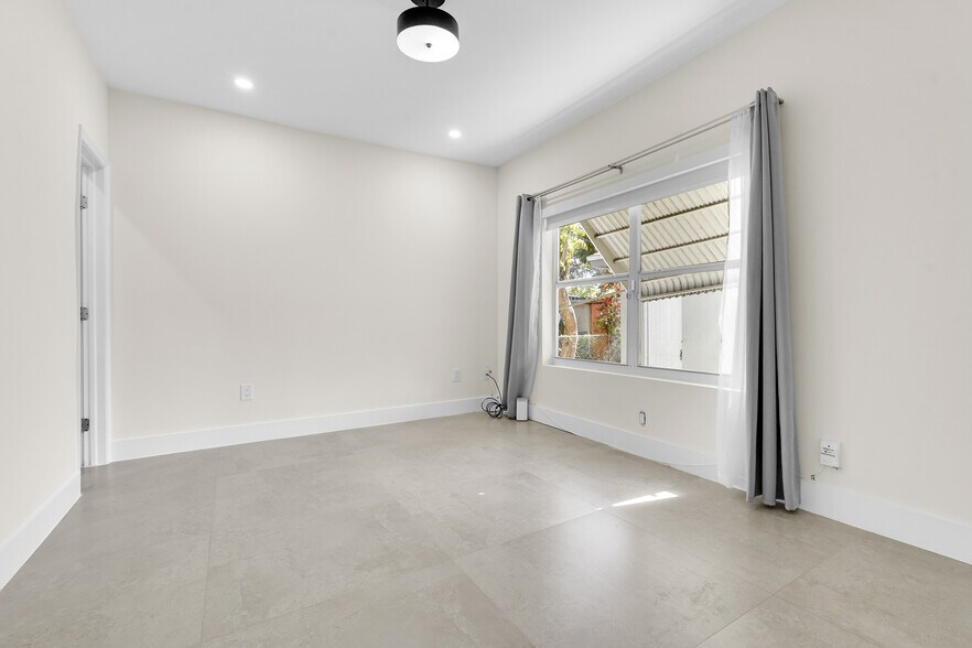 Building Photo - 52 NW 47th Ter