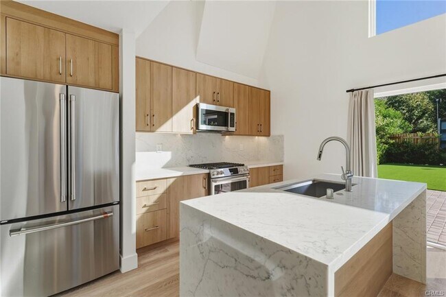 Building Photo - 6200 Woodlake Ave