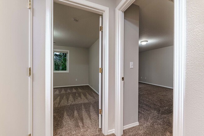 Building Photo - Recently Updated 3 Bedroom 2.5 Bath Duplex - Located in Convenient Hazel Dell Neighborhood