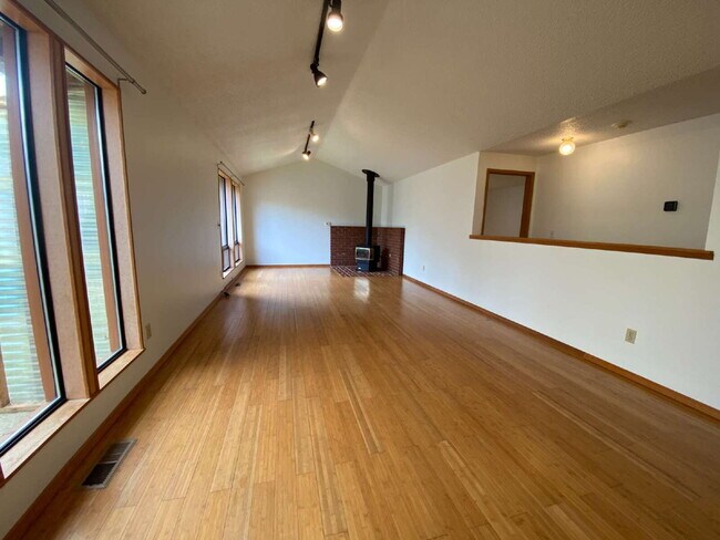 Building Photo - Conveniently Located 3-Bedroom Home with S...