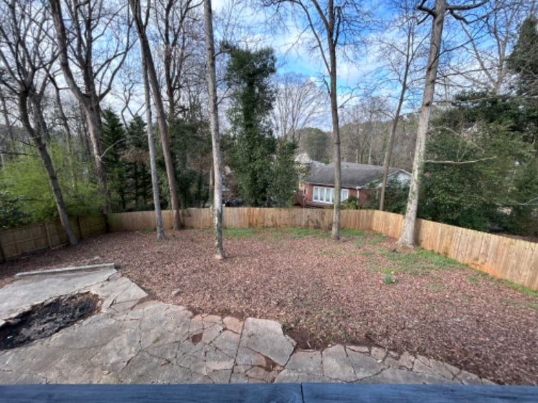 Building Photo - 2103 Clearwater Dr SE