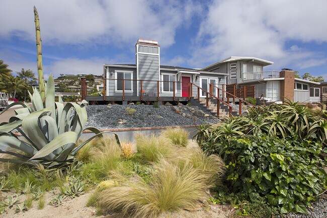 Building Photo - Newly Remodeled 3 Bedroom House by La Joll...