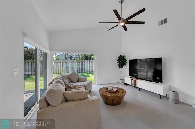 Building Photo - 9585 Carousel Cir S
