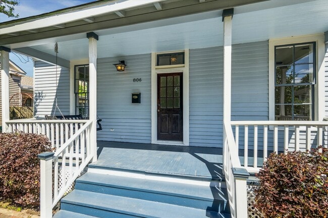 Building Photo - 806 Sabine St