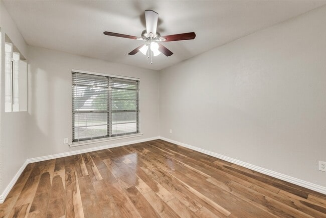 Building Photo - 1812 Ravenswood Dr N