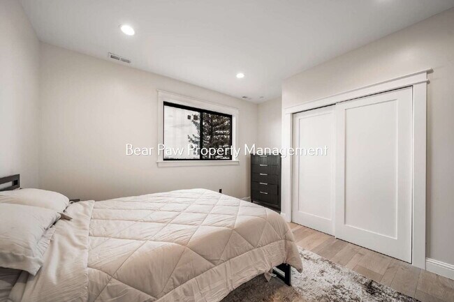 Building Photo - Gorgeous Home on Bear Mountain!